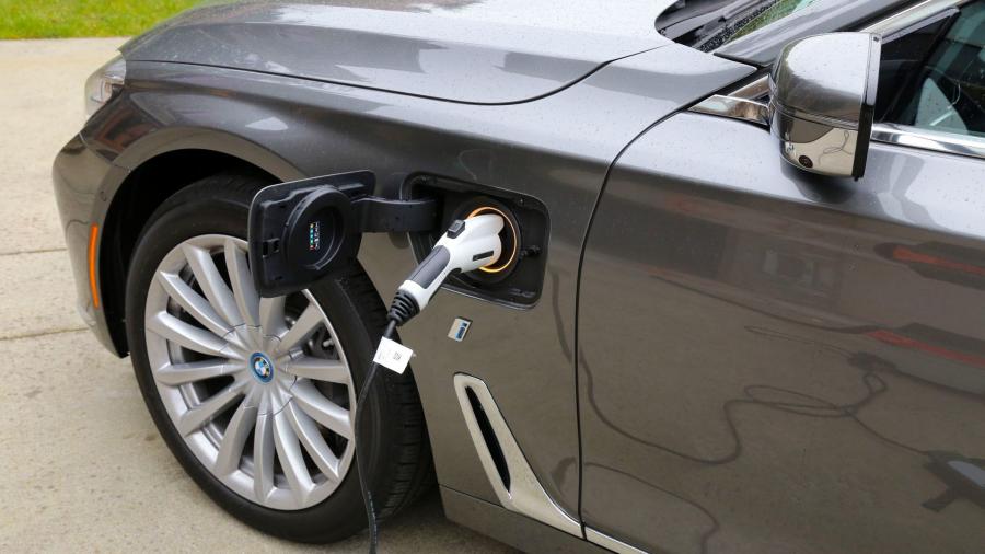 Детали экстерьера BMW 740e iPerformance (G11) 2018 года  (NA) (фото 15 из 40)